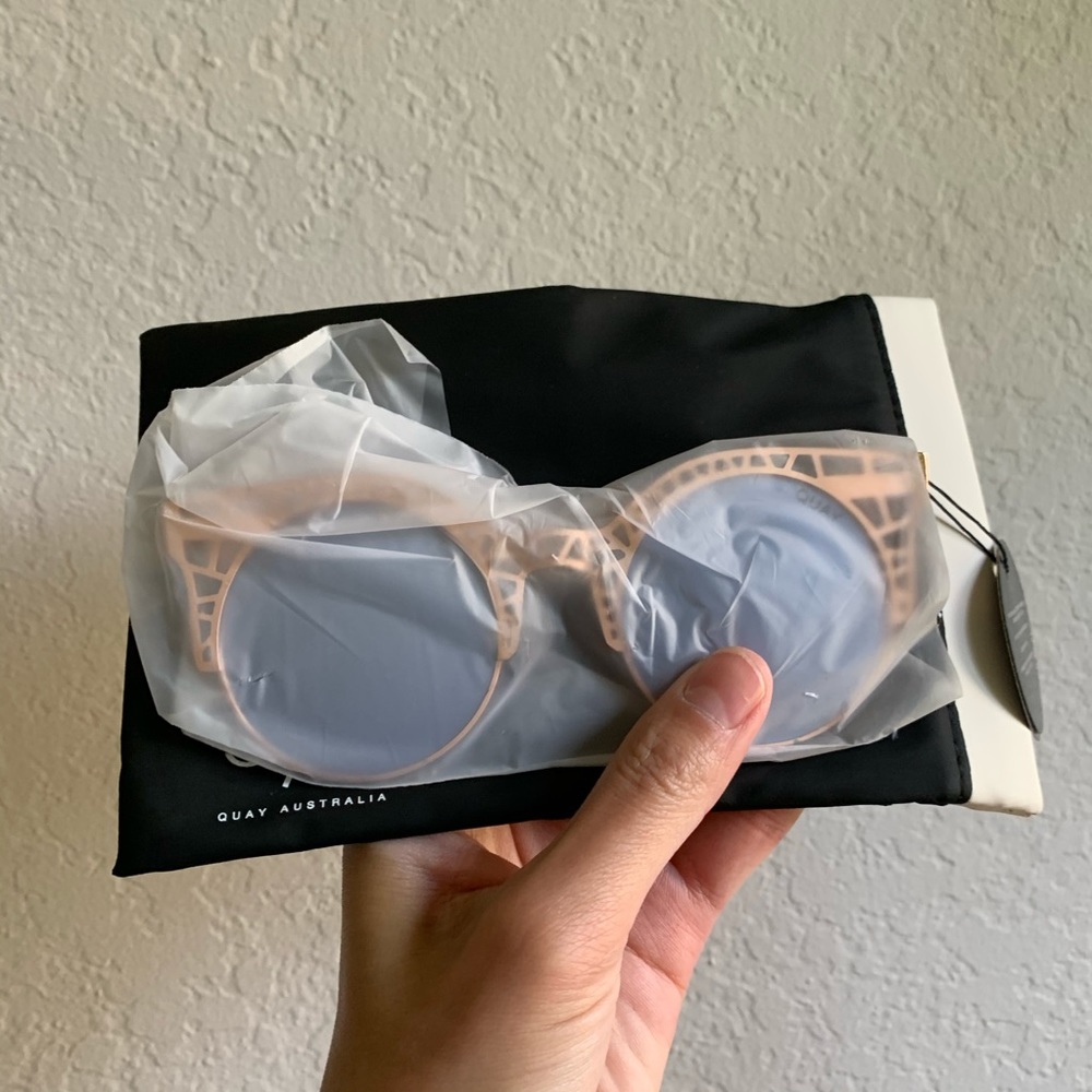 Quay Fleur Sunglasses - Picture 5 of 5